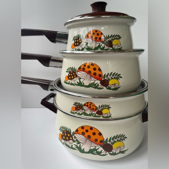SOLD//Vintage 1970s Sears “Merry Mushroom” Pots and Pans, Set of 4 - Picture 10 of 10
